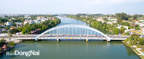 Ảnh trên: Cầu Hiệp Hòa nối liền trung tâm TP.Biên Hòa (trái) với Cù lao Phố. Ảnh: Võ Thanh Lâm
