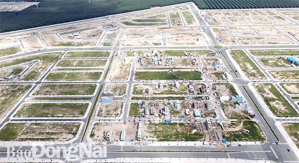 Sau gần 5 tháng khi những hộ dân đầu tiên được giao đất, khoảng 100 ngôi nhà mới đã và đang được người dân triển khai xây dựng tại khu tái định cư Lộc An - Bình Sơn