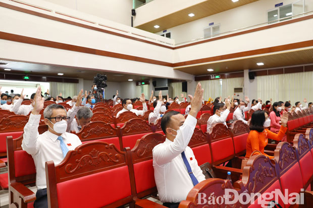 Các đại biểu HĐND tỉnh biểu quyết thông qua các Nghị quyết tại kỳ họp. Ảnh: Huy Anh