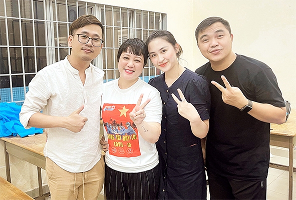 Nhà sản xuất Trần Vân Tình (bìa trái) cùng một số ca sĩ tham gia hát và ghi hình MV ca khúc Tôi có là niềm vui như: Ngọc Linh, Khánh Trang, Lê Minh
