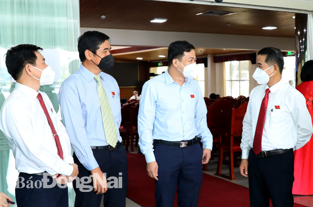 Chủ tịch HĐND tỉnh Thái Bảo (bìa phải) trao đổi với các đại biểu HĐND tỉnh bên lề hội nghị. Ảnh: Huy Anh