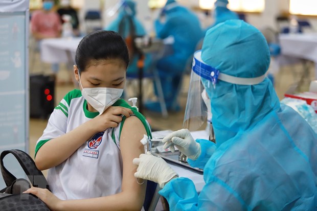 Nhân viên y tế tiêm vaccine phòng COVID-19 cho học sinh tại huyện Củ Chi. (Ảnh: Thu Hương/TTXVN)