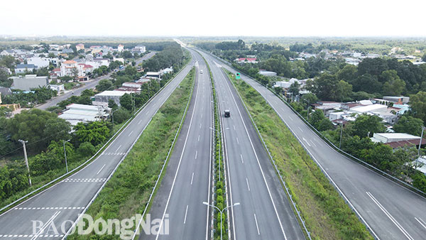 2. Tuyến cao tốc TP.HCM - Long Thành - Dầu Giây dài hơn 55km nối từ TP.Thủ Đức (TP.HCM) đến TT.Dầu Giây (H.Thống Nhất) với tổng vốn đầu tư hơn 20 ngàn tỷ đồng được chính thức đưa vào vận hành từ tháng 2-2015 đã mang lại nhiều tiện ích giao thông, mở đầu cho sự phát triển hạ tầng ở khu vực Đông Nam bộ