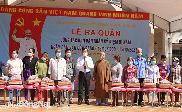 Trưởng ban Dân vận Tỉnh ủy Đào Văn Phước và nhà tài trợ tặng quà người dân khó khăn
