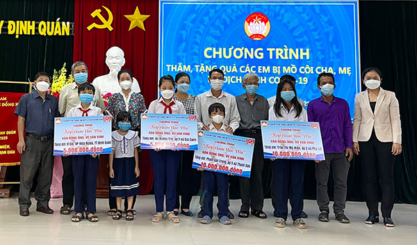 UBMTTQVN huyện Định Quán đã tổ chức chương trình thăm, tặng quà các em mổ côi cha, mẹ do do dịch COVID-19 trên địa bàn huyện