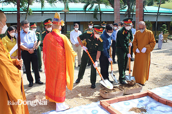 Lãnh đạo Quân khu 7, tỉnh Đồng Nai và các chức sắc, nhà tu hành thực hiện lễ khởi công Thư viện Trường TC Phật học và chụp hình lưu niệm. Ảnh: Nguyệt Hà