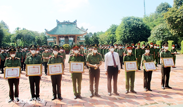 Phó chủ tịch UBND tỉnh Võ Văn Phi trao bằng khen cho các cán bộ, học viên Học Viện an ninh nhân dân