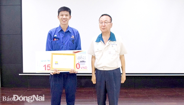 Đoàn viên Đậu Văn Thoan được lãnh đạo Công ty TNHH Jinheoung Vina khen thưởng lao động sáng tạo