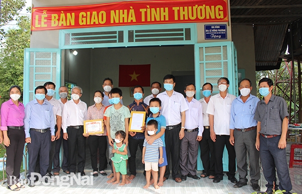  Lãnh đạo tỉnh và huyện trao nhà tình thương cho gia đình ông Nguyễn Trường Giang, xã Xuân Bắc
