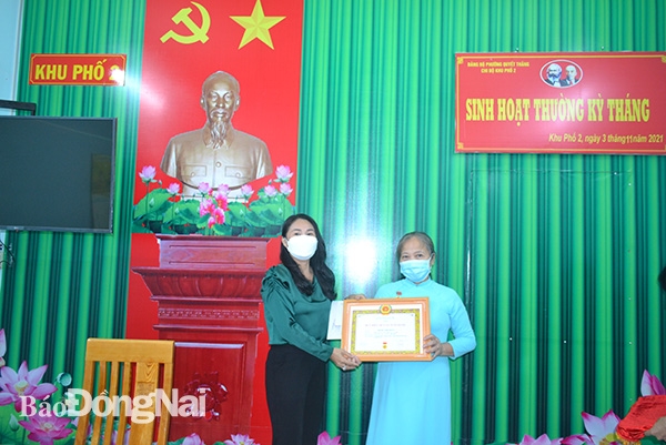 Đảng ủy P.Quyết Thắng trao tặng Huy hiệu 40 năm tuổi Đảng cho đảng viên của Chi bộ KP2.