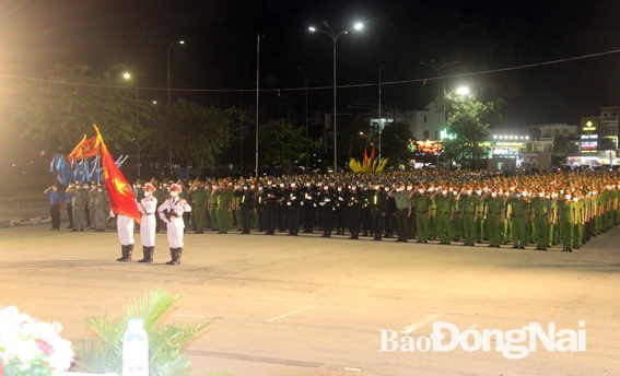 Các cán bộ, chiến sĩ thực hiện nghi thức chào cờ tại buổi lễ ra quân.