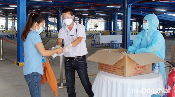 Công đoàn Công ty giày Đồng Nai Việt Vinh tặng bánh cho công nhân sau khi tiêm vaccine ngừa Covid-19
