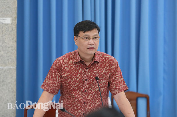 Phó giám đốc Sở GT-VT Dương Mạnh Hưng báo cáo tại cuộc họp. Ảnh: Huy Anh