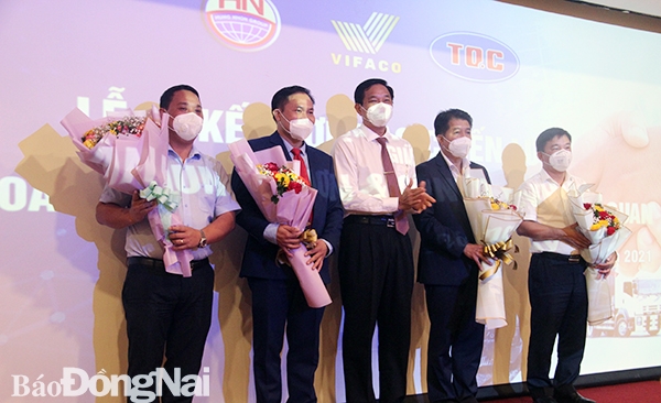 Phó chủ tịch UBND tỉnh Võ Văn Phi tặng hoa cảm ơn các DN trao học bổng. 