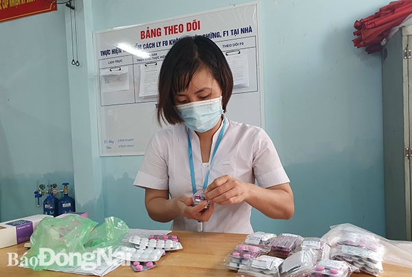 Nhân viên y tế của trạm y tế lưu động P.Bửu Long, TP.Biên Hòa chuẩn bị thuốc để phát cho bệnh nhân Covid-19 đang điều trị tại nhà trên địa bàn phường