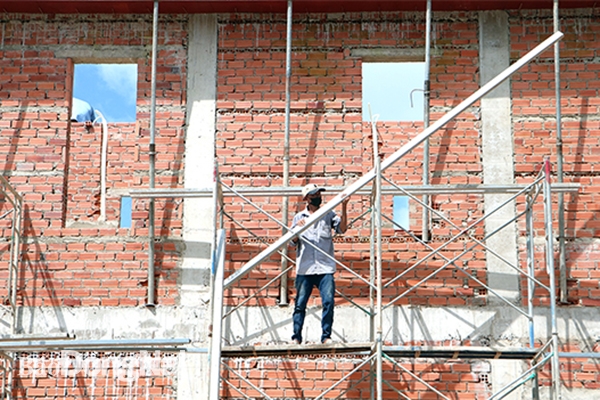 Để đẩy nhanh tiến độ bàn giao đất, UBND tỉnh yêu cầu các cơ quan chức năng phải hỗ trợ tối đa người dân trong quá trình xây dựng nhà cửa, ổn định cuộc sống mới tại khu tái định cư Lộc An - Bình Sơn
