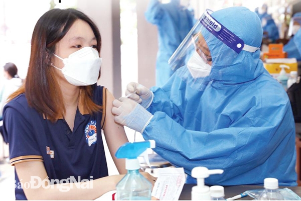 Tiêm vaccine phòng Covid-19 cho học sinh ở Trường TH-THCS-THPT Bùi Thị Xuân (TP.Biên Hòa)
