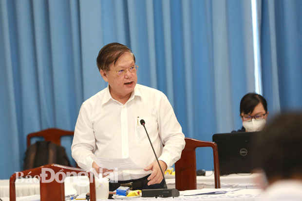 Ông Lê Văn Danh, Phó trưởng ban Quản lý các khu công nghiệp Đồng Nai báo cáo tại cuộc họp. Ảnh: Huy Anh