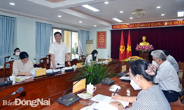 Phó vụ trưởng Vụ Tổ chức - Điều lệ Đảng, Ban Tổ chức Trung ương Nguyễn Thanh Bình trao đổi tại buổi làm việc