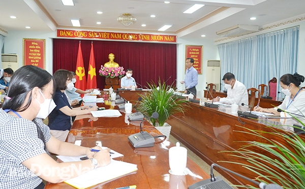 Đồng chí Phạm Xuân Hà, Ủy viên Ban TVTU, Trưởng ban Tuyên giáo Tỉnh ủy báo cáo về hoạt động của Ban Tuyên giáo Tỉnh ủy thời gian qua