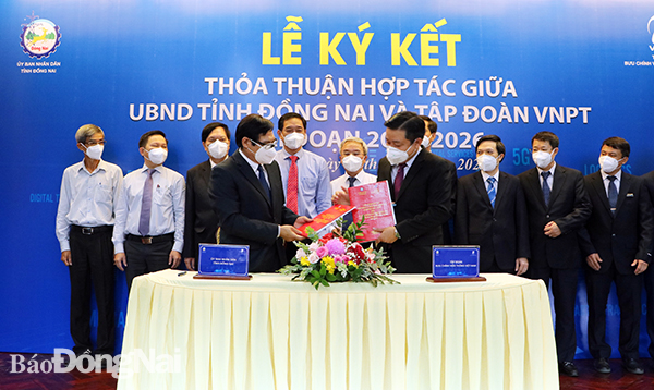 Phó chủ tịch UBND tỉnh Nguyễn Sơn Hùng và Tổng giám đốc VNPT Huỳnh Quang Liêm ký thỏa thuận hợp tác giữa UBND tỉnh Đồng Nai và VNPT trên lĩnh vực viễn thông và CNTT giai đoạn 2021-2026