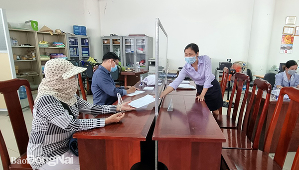 Nhân viên Trung tâm Dịch vụ việc làm tỉnh kết nối việc làm cho doanh nghiệp và người lao động