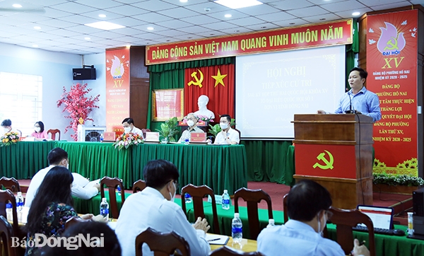 Chủ tịch TP.Biên Hòa Nguyễn Hữu Nguyên trực tiếp trao đổi với cử tri nhiều vấn đề được cử tri quan tâm và nêu tại buổi tiếp xúc