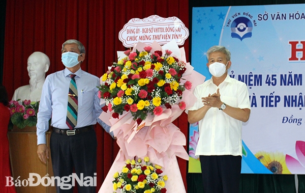 Giám đốc Sở VH-TTDL Lê Kim Bằng trao tặng lẵng hoa chúc mừng kỷ niệm 45 năm thành lập Thư viện Đồng Nai