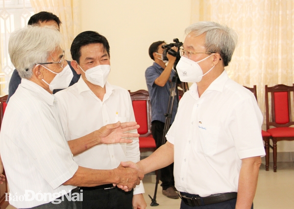 Ủy viên Ban TVTU, Chủ tịch Ủy ban MTTQ Việt Nam tỉnh Cao Văn Quang (bìa phải) cảm ơn mạnh thường quân tham gia đóng góp cho công tác phòng, chống dịch bệnh. Ảnh: Sông Thao