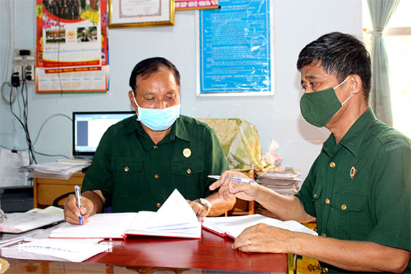 Cựu chiến binh Hoàng Văn Việt (bìa trái) báo cáo công việc cơ sở với lãnh đạo Hội Cựu chiến binh TP.Long Khánh. Ảnh: Nguyệt Hà