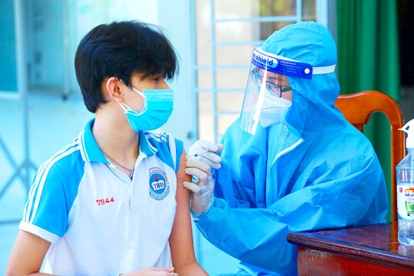 Học sinh THCS trên địa bàn tỉnh được tiêm vaccine phòng Covid-19. Trong ảnh: Học sinh Trường THCS Trần Hưng Đạo (TP.Biên Hòa) được tiêm vaccine