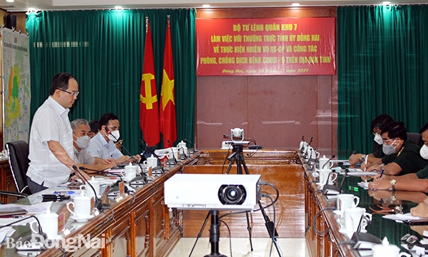 Phó bí thư Tỉnh ủy, Trưởng đoàn đại biểu Quốc hội Quản Minh Cường trao đổi tại hội nghị