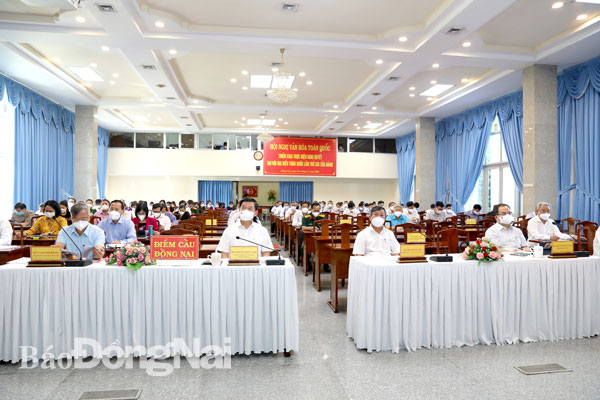 Lãnh đạo tỉnh, các đại biểu tham dự hội nghị tại điểm cầu tỉnh Đồng Nai. Ảnh: Huy Anh