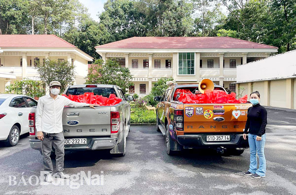 Chiếc xe bán tải của vợ chồng anh Bạch Văn Nghị vừa chở loa tuyên truyền, vừa chở lương thực hỗ trợ người dân khó khăn trong dịch bệnh