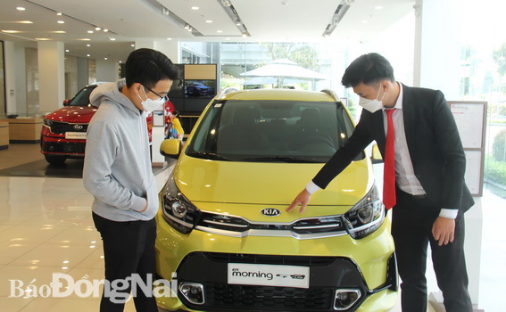 Khách hàng tham khảo các loại xe được sản xuất trong nước tại một địa lý ô tô ở TP.Biên Hòa