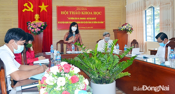 Hiệu trưởng Trường Chính trị tỉnh Lê Thị Cát Hoa trao đổi những vấn đề đặt ra tại hội thảo