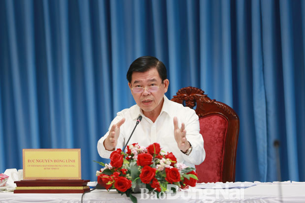 Đồng chí Nguyễn Hồng Lĩnh, Bí thư Tỉnh ủy, Trưởng ban Chỉ đạo phòng, chống dịch Covid-19 tỉnh phát biểu chỉ đạo tại cuộc họp. Ảnh: Huy Anh