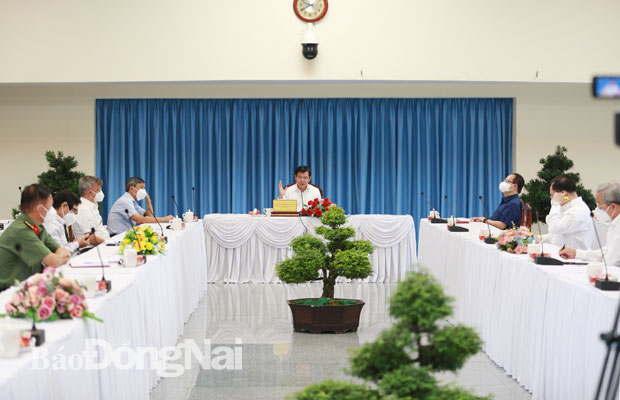 Đồng chí Nguyễn Hồng Lĩnh, Bí thư Tỉnh ủy, Trưởng ban Chỉ đạo phòng, chống dịch Covid-19 tỉnh phát biểu chỉ đạo tại cuộc họp. Ảnh: Huy Anh