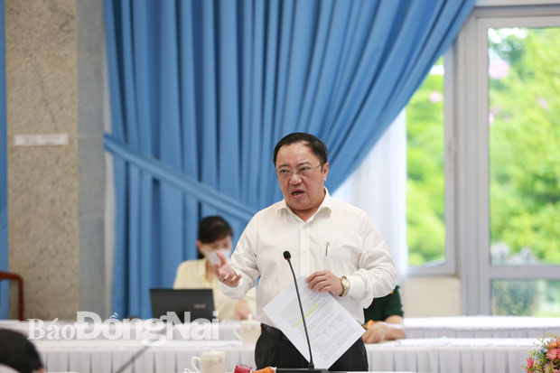 TS-BS Phan Huy Anh Vũ, Giám đốc Sở Y tế báo cáo tại cuộc họp. Ảnh: Huy Anh