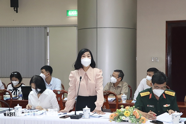 Bà Vũ Thị Minh Châu, Chủ tịch UBND H.Trảng Bom góp ý tại cuộc họp