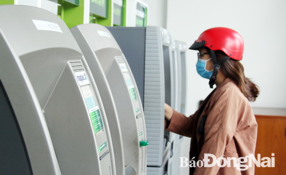 Sau ngày 31-12-2021, các loại thẻ ATM dạng từ vẫn tiếp tục được giao dịch bình thường (Ảnh minh họa: Hải Quân)