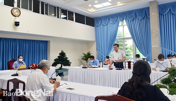 Bí thư Huyện ủy Long Thành Dương Minh Dũng trao đổi về những kết quả đạt được của Đảng bộ huyện trong quý III và đề xuất một số kiến nghị với tỉnh