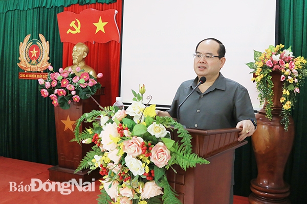  Đồng chí Quản Minh Cường nói chuyện với các cán bộ chủ chốt của Công an huyện và các xã, thị trấn của H.Xuân Lộc.