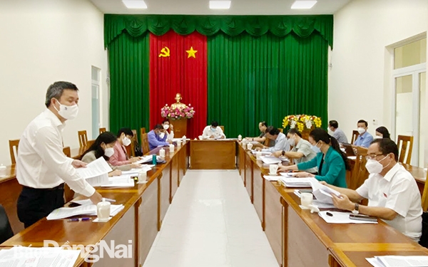 Ủy viên Ban TVTU, Trưởng ban Nội chính Tỉnh ủy Trần Trung Nhân điều hành thảo luận tại tổ thảo luận số 2 (Ảnh: Công Nghĩa)