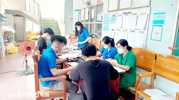 Lực lượng thanh niên tình nguyện, sinh viên được tăng cường về Trạm y tế lưu động P.Tân Phong để ghi chép quyết định cách ly và hoàn thành cách ly cho người dân trên địa bàn