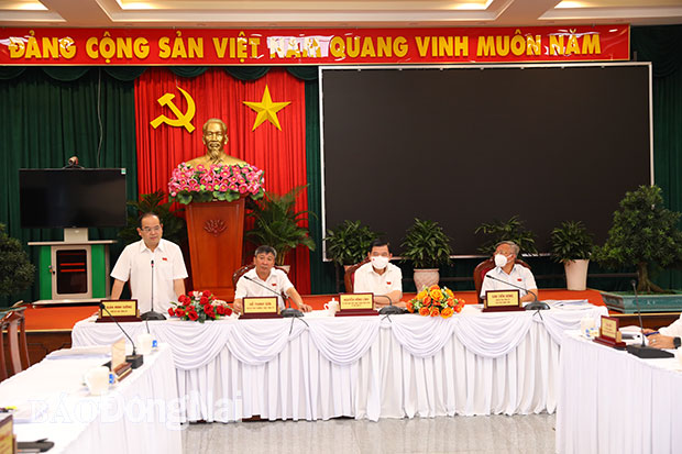 Đồng chí Quản Minh Cường, Phó bí thư Tỉnh ủy, Trưởng đoàn Đại biểu Quốc hội tỉnh phát biểu tại cuộc họp. Ảnh: Huy Anh