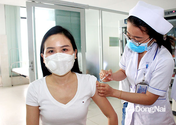 Tiêm vaccine phòng Covid-19 mũi 3 cho các đối tượng ưu tiên tại Bệnh viện Đa khoa Đồng Nai. Ảnh: Hạnh Dung