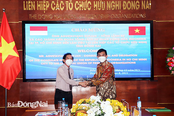 Ông Agustaviano Sofjan, Tổng lãnh sự quán Cộng hòa Indonesia tại TP.HCM tặng quà lưu niệm cho Chủ tịch Liên hiệp các tổ chức hữu nghị tỉnh Nguyễn Thành Trí