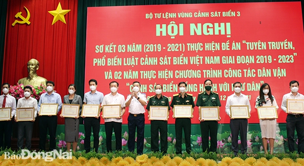 Lãnh đạo BTL Vùng 3 trao Bằng khen của BTL Cảnh sát biển Việt Nam cho các tập thể, cá nhân