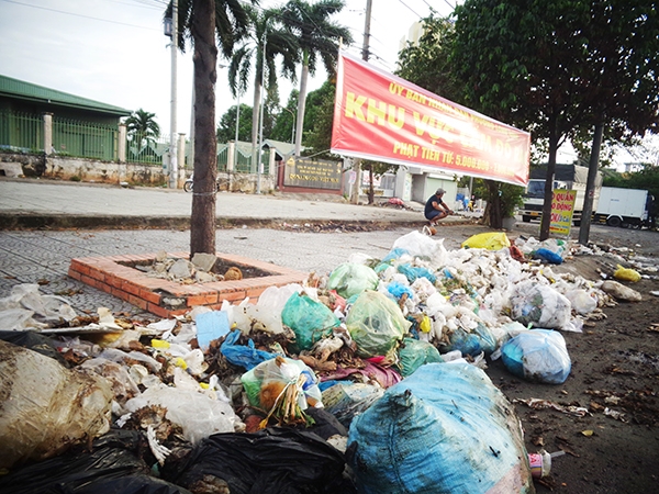 Dù UBND P.Long Bình (TP.Biên Hòa) có bảng cấm đổ rác nhưng rác sinh hoạt vẫn được mang đến bỏ ven quốc lộ 1, đoạn gần ngã tư Amata